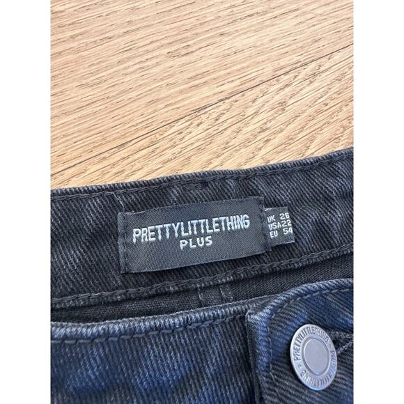 Pretty Little Thing Plus - Distressed Mom Jeans In Washed Black - Picture 4 of 7